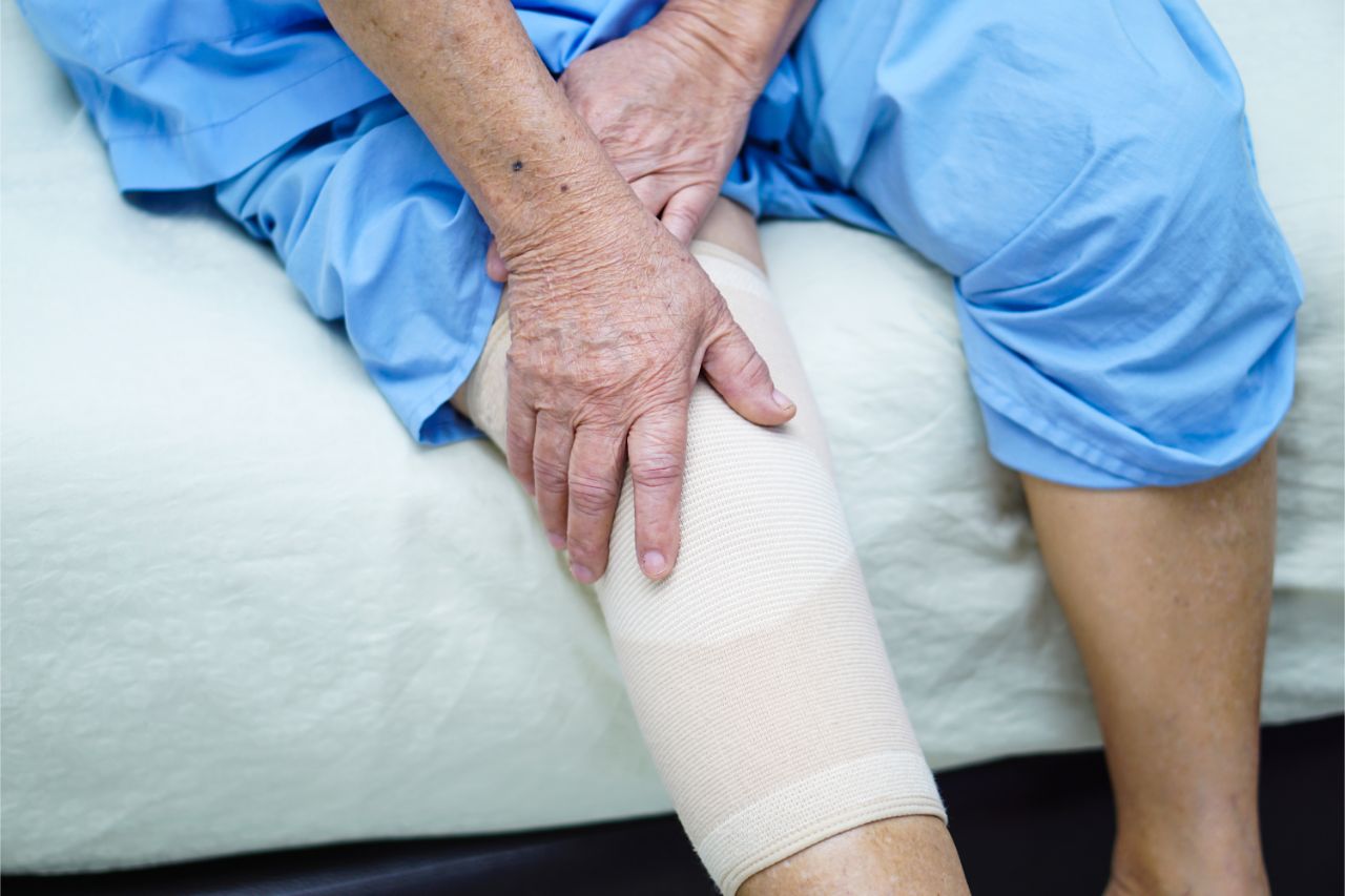 Senior woman experiencing knee pain